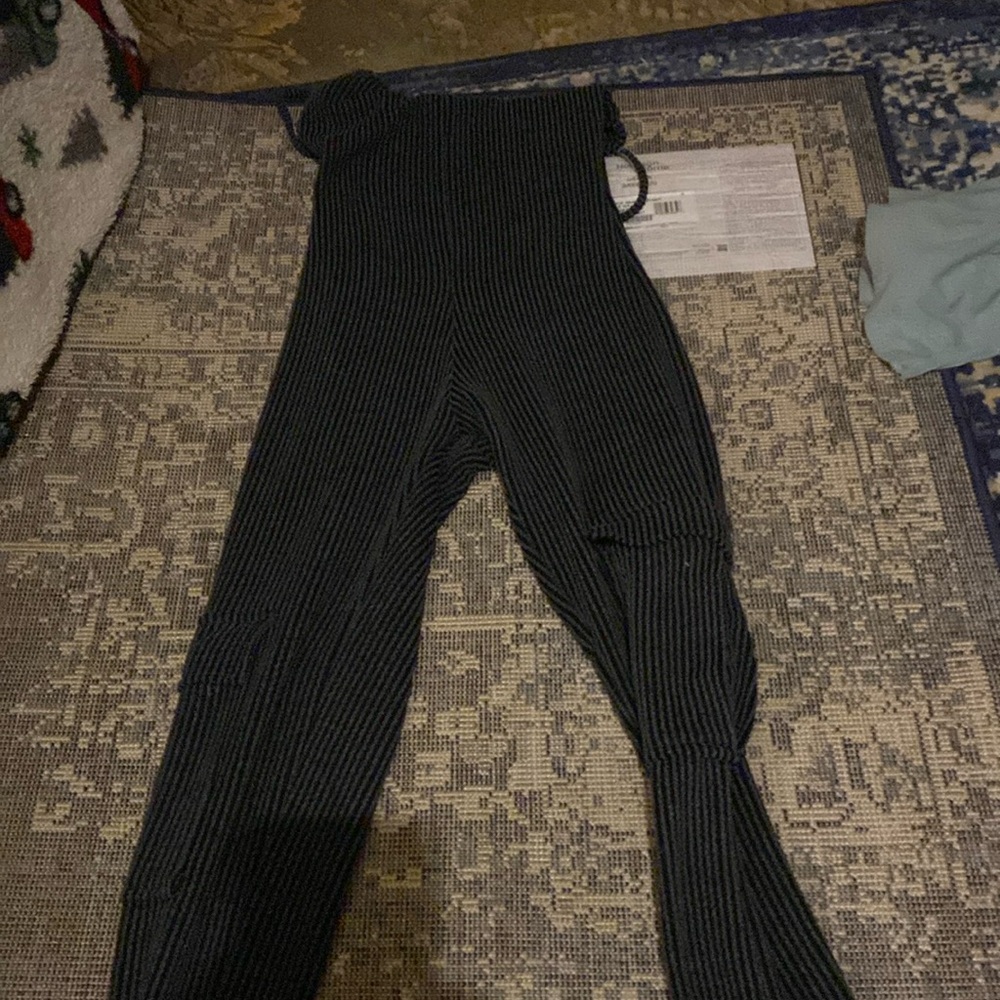 Black jumper with no sleeves in pockets on legs